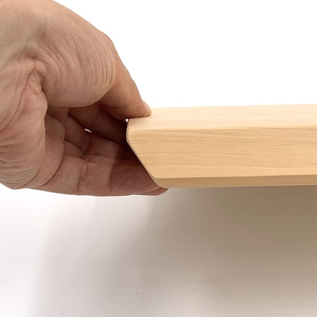 材木店の目で厳選され熟練の大工さんの手で丹精込めて作られた青森ヒバのまな板（小）