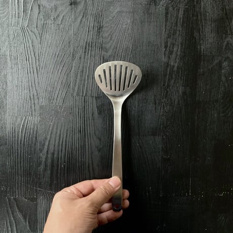 【人生が変わる料理道具掲載】柳宗理デザインの美しすぎる丸形フライ返しSサイズ（ターナーS）