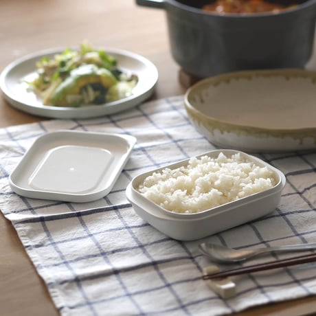 レンジで冷凍ご飯をムラなくふっくらと温められる保存容器「極冷凍ごはん容器大盛り用2個入 ホワイト」