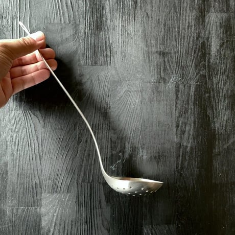 【人生が変わる料理道具掲載】柳宗理デザインの美しすぎる穴あきお玉（スキンマー）