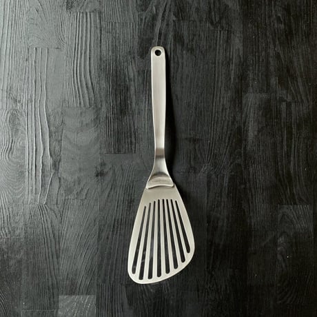 【人生が変わる料理道具掲載】柳宗理デザインの美しすぎるフライ返し（バタービーター）