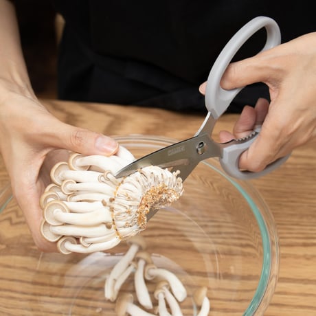 お肉も魚も野菜もドントコイ！包丁屋さんがつくった左利き用万能キッチンバサミ