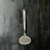 【人生が変わる料理道具掲載】柳宗理デザインの美しすぎる丸形フライ返し（ターナー）