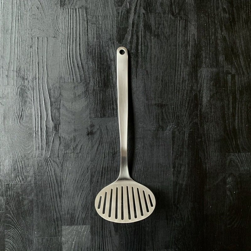 人生が変わる料理道具掲載】柳宗理デザインの美しすぎる丸形フライ返し