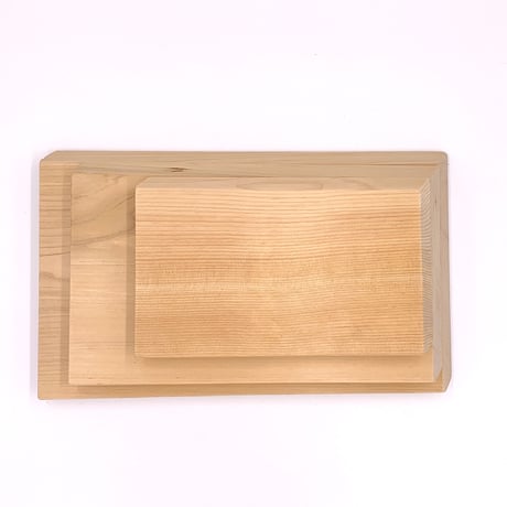 材木店の目で厳選され熟練の大工さんの手で丹精込めて作られた青森ヒバのまな板（小）