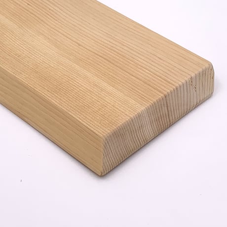 材木店の目で厳選され熟練の大工さんの手で丹精込めて作られた青森ヒバのまな板（中）