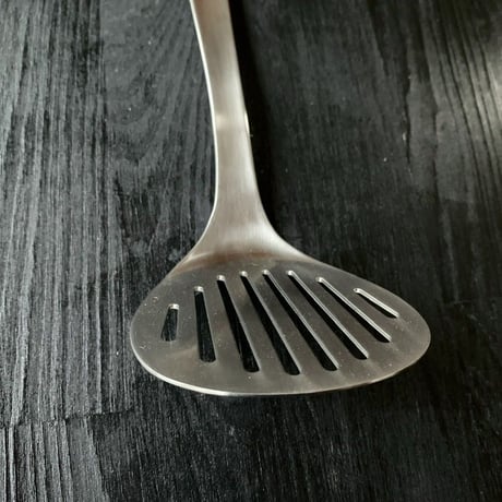 【人生が変わる料理道具掲載】柳宗理デザインの美しすぎる丸形フライ返しSサイズ（ターナーS）