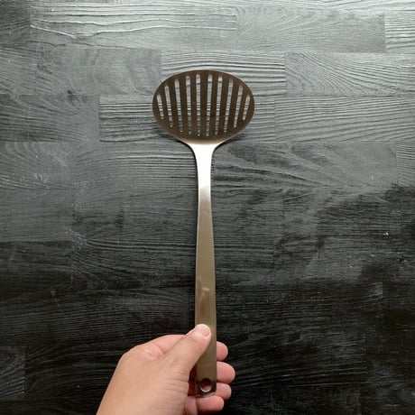 【人生が変わる料理道具掲載】柳宗理デザインの美しすぎる丸形フライ返し（ターナー）