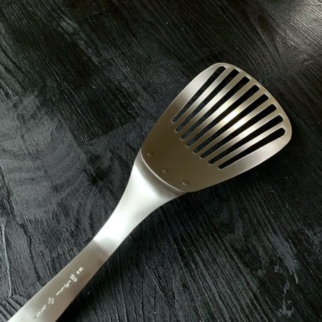 【人生が変わる料理道具掲載】柳宗理デザインの美しすぎるフライ返し（バタービーター）