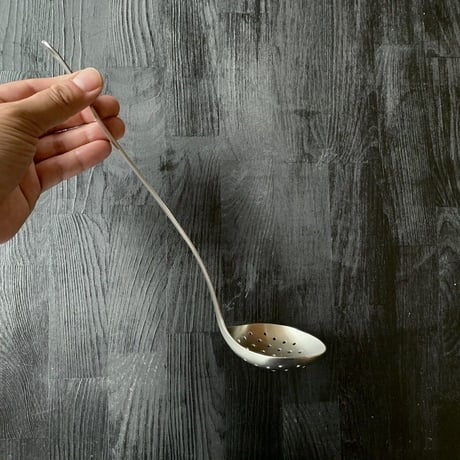 【人生が変わる料理道具掲載】柳宗理デザインの美しすぎる穴あきお玉（スキンマー）