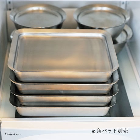 【料理家を虜にした極上の浅型バット】ラバーゼ角バットの蓋がわりにもなるステンレス角プレート21cm