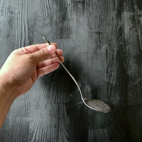 【人生が変わる料理道具掲載】柳宗理デザインの美しすぎる丸形フライ返しSサイズ（ターナーS）