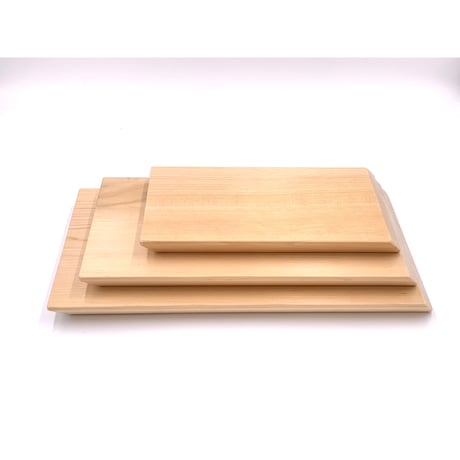 材木店の目で厳選され熟練の大工さんの手で丹精込めて作られた青森ヒバのまな板（小）