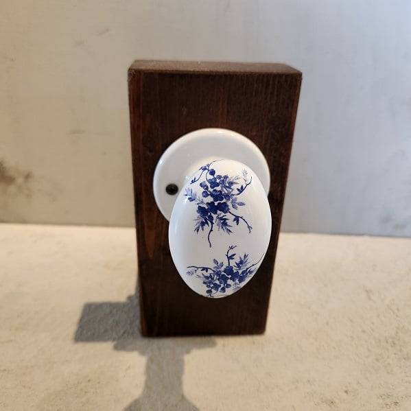 青色の花柄陶器・ドアノブ楕円形・ラッチなし＋送料無料＋ほぼ10