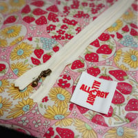 ひょっこりエピペン用ポーチご予約【YUWAピンクイチゴバブルラミネート】
