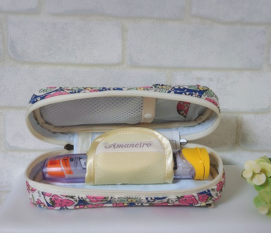 ひょっこりエピペン用ポーチ1本両開きタイプ・イチゴフラワーシャボン