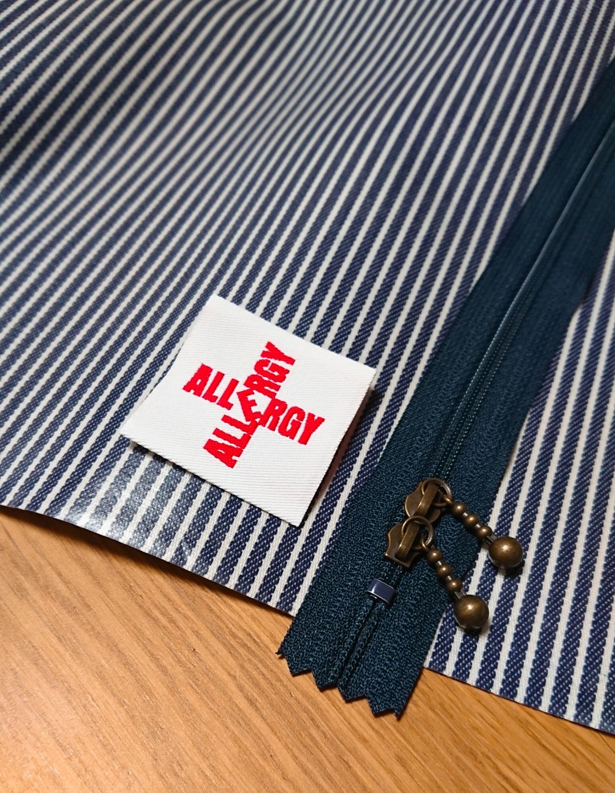 ひょっこりエピペン用ポーチご予約【紺地ヒッコリーラミネート】 | 雨