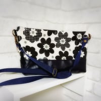 エピペンポーチが入る３層ポシェット＊北欧風花柄黒×ネイビー無地【No.190522C】