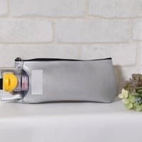 ひょっこりエピペンポーチ·薄型ペンポーチタイプ〈アレルギーマークワッペン無し、持ち手無し〉シルバー合皮【20230905】