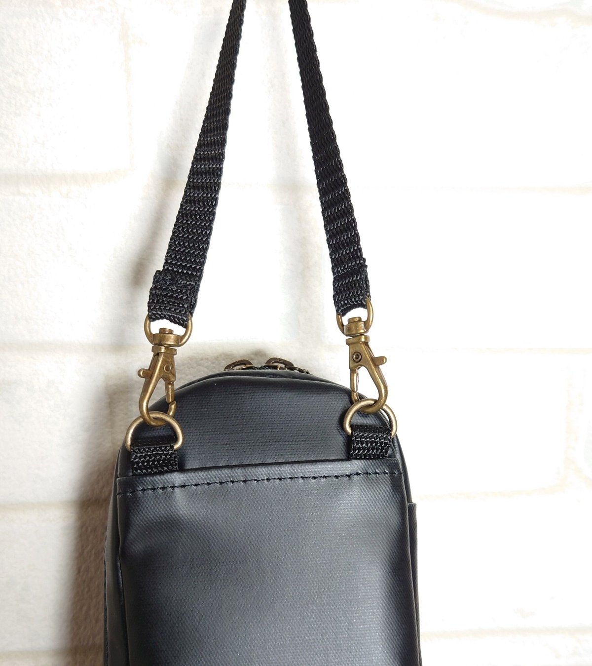 ひょっこりエピペン用ポーチ1本両開きタイプ・ブラック無地ラミネート