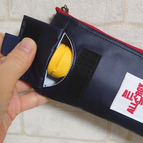 【送料無料】　ひょっこりエピペンポーチ　薄型ペンポーチタイプ〈持ち手無し〉　赤ファスナー＆ネイビーラミネート生地【No.20251113】