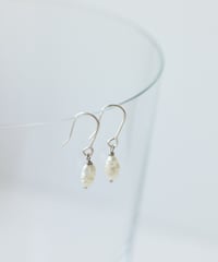 淡水パールピアス / 米粒状のパール