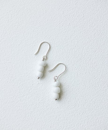 ホワイトシェルピアス