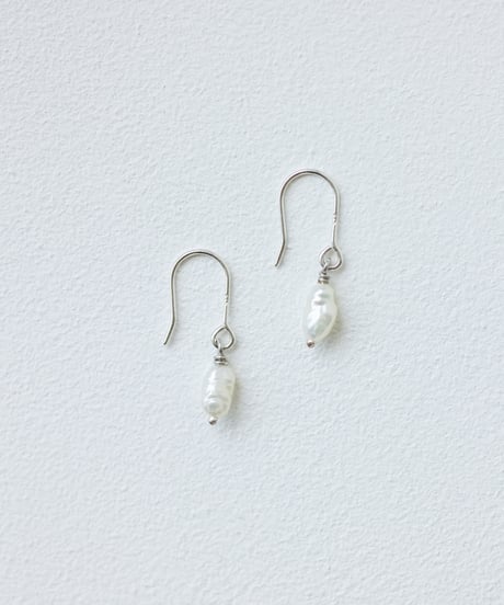 淡水パールピアス / 米粒状のパール