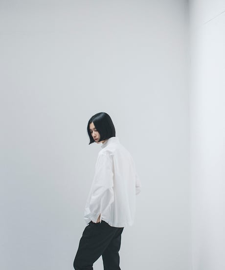 -M-［medium］スタンドアップカラーシャツ Daphne / ホワイト