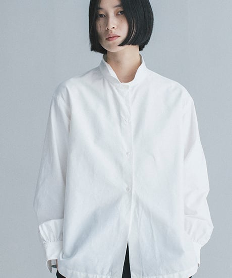 -M-［medium］スタンドアップカラーシャツ daphne / ホワイト