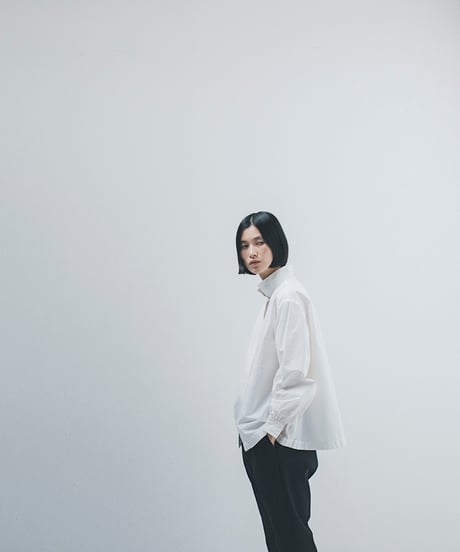 -M-［medium］スタンドアップカラーシャツ Daphne / ホワイト