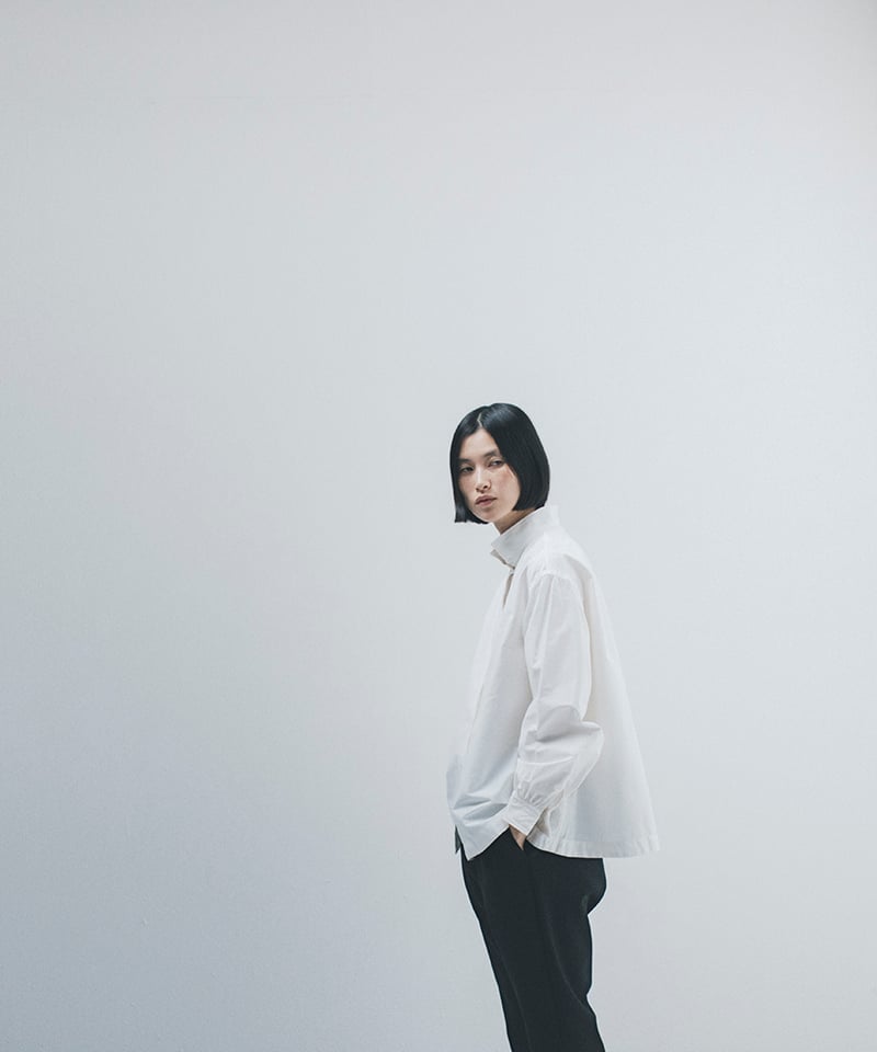 M-［medium］スタンドアップカラーシャツ Daphne / ホワイト | days
