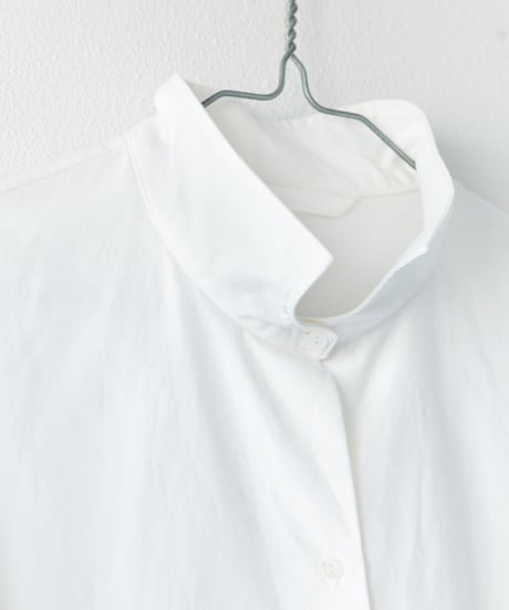 -M-［medium］スタンドアップカラーシャツ Daphne / ホワイト