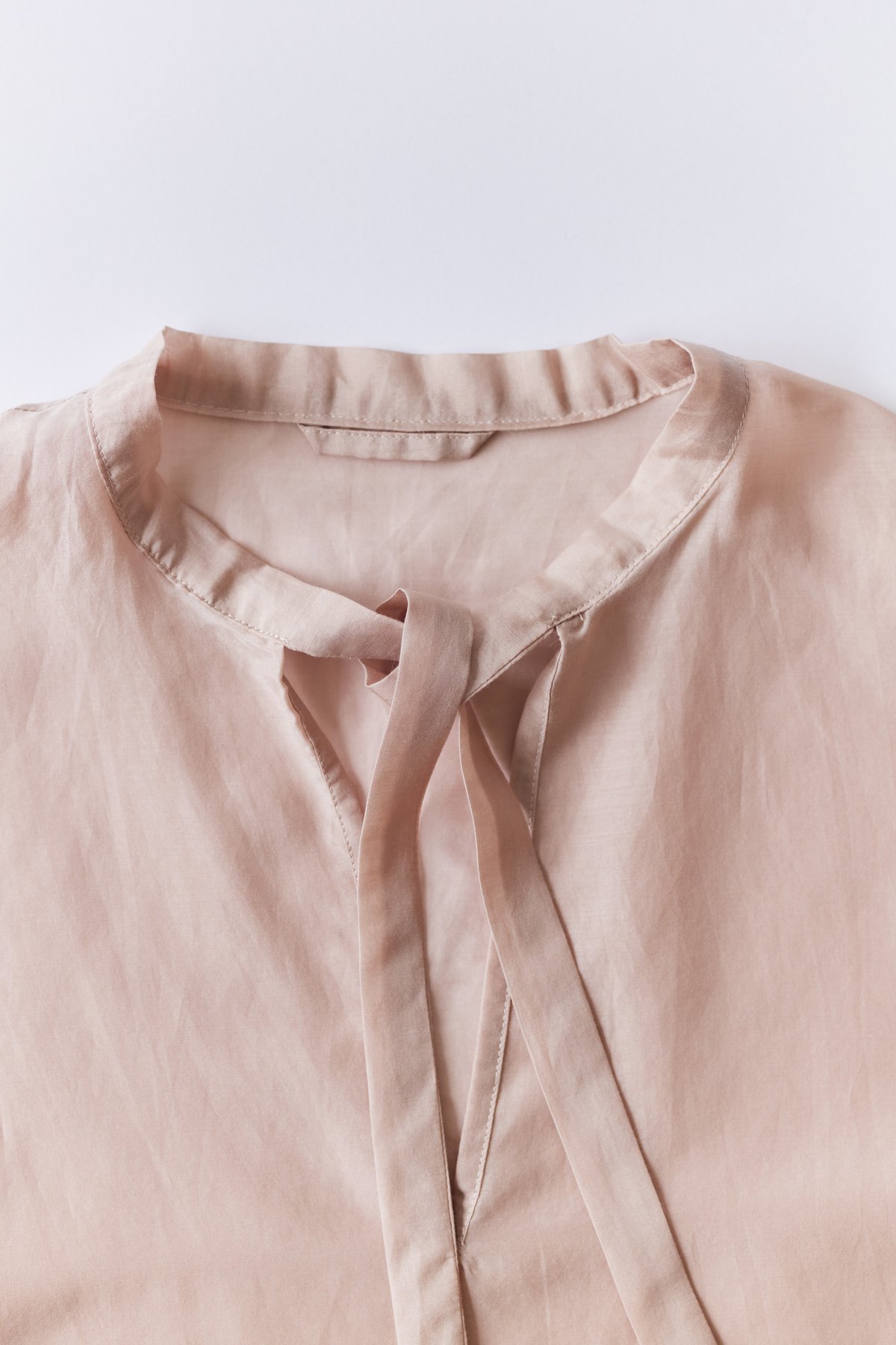 M-［medium］コットンシルクボウブラウス Bobbie / スモーキー