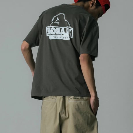 XLARGE | BACKSIDE OG S/S TEE(BROWN)