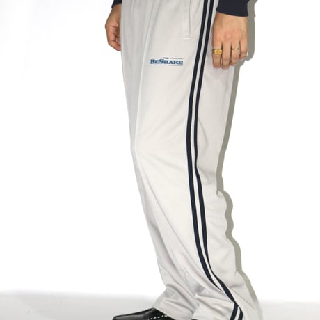 BE-SHARE |Team Emblem TRACK PANT(GRAIGE/ NAVY)