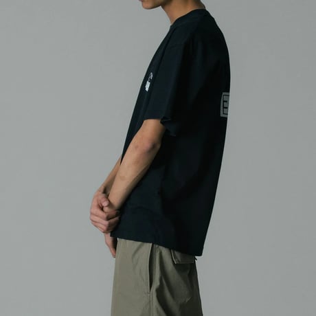 XLARGE | BACKSIDE OG S/S TEE(BLACK)
