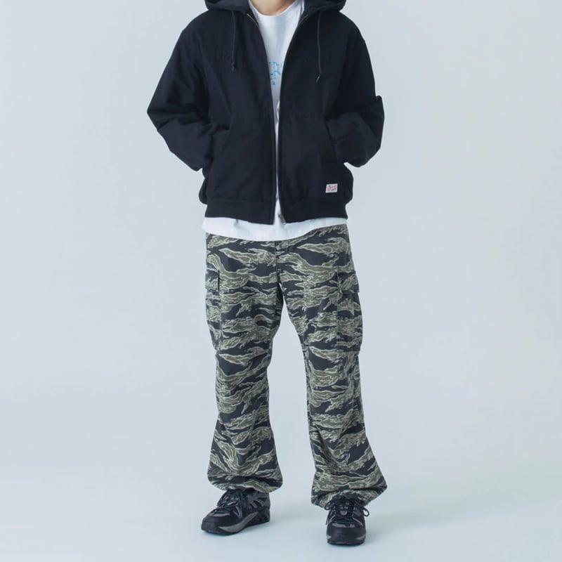 XLARGE | EMBOSSED OLD ENGLISH HOODED WORK JACKE XLARGE | EMBOSSED OLD ENGLISH HOODED WORK JACKE