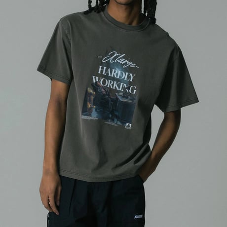 XLARGE | HARDLY WORKING S/S TEE(BROWN)