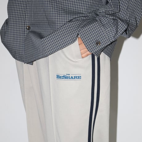 BE-SHARE |Team Emblem TRACK PANT(GRAIGE/ NAVY)