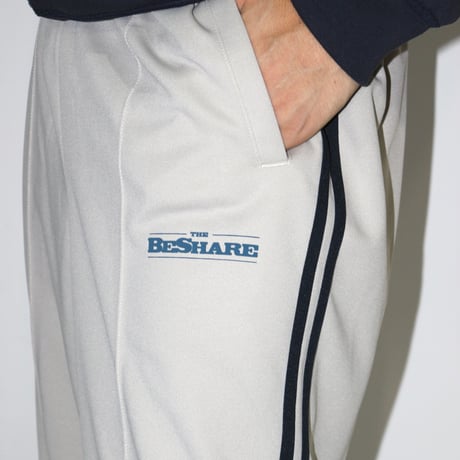 BE-SHARE |Team Emblem TRACK PANT(GRAIGE/ NAVY)