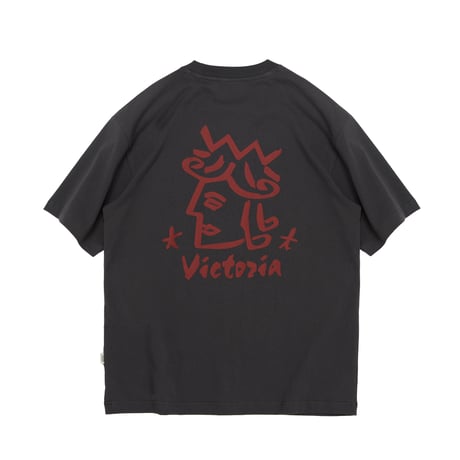 VICTORIA HK / SHARPIE QH S/S TEE (CHARCOAL)