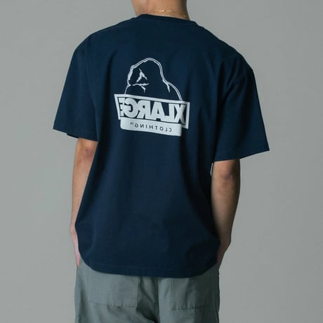 XLARGE | BACKSIDE OG S/S TEE(NAVY)