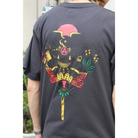 坩堝 (RUTSUBO) | 熊手 S/S T-SHIRTS ( 画工遊鷹 )YUTAKA × RUTSUBO “KUMADE” Lucky Rake Tee（INK BLACK）