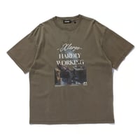 XLARGE | HARDLY WORKING S/S TEE(BROWN)