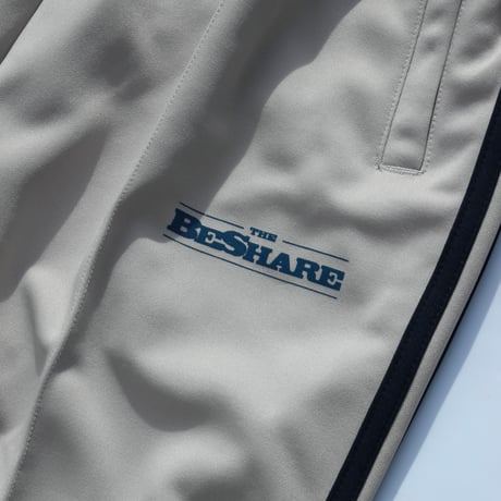 BE-SHARE |Team Emblem TRACK PANT(GRAIGE/ NAVY)