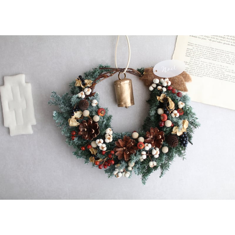 引き揃え糸と木の実のリース