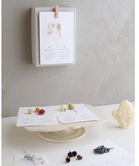 2027年　花と木の実のカレンダー　縦型