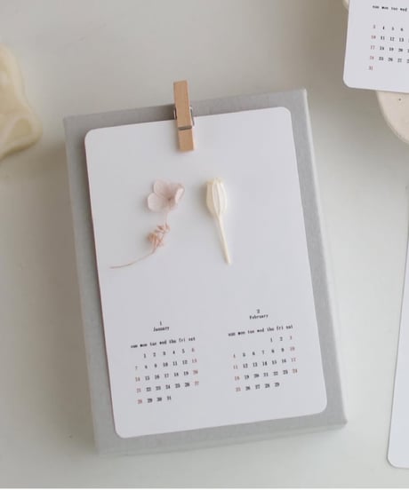 2027年　花と木の実のカレンダー　縦型
