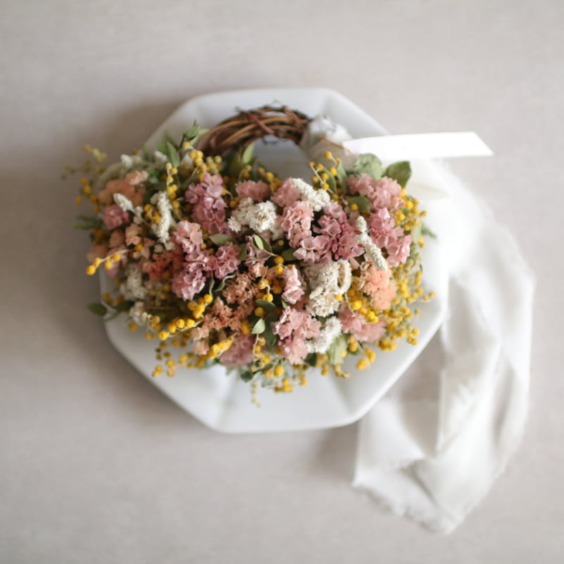 大きなミモザとピンクのオーバルリース　イタリア産ミランドール　スターチス　春 大きなミモザとピンクのオーバルリース イタリア産ミランドール